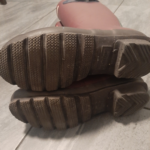 Hunter rain boots tall burgundy with green stripe and blue buckel. Sz 7 EU 38 - Picture 4 of 9